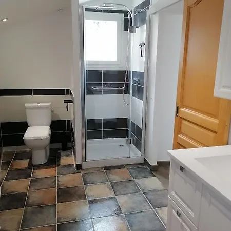 Les Toucans Sous Le Clocher. Appartement, Terrasse Et Spa. Apartment
