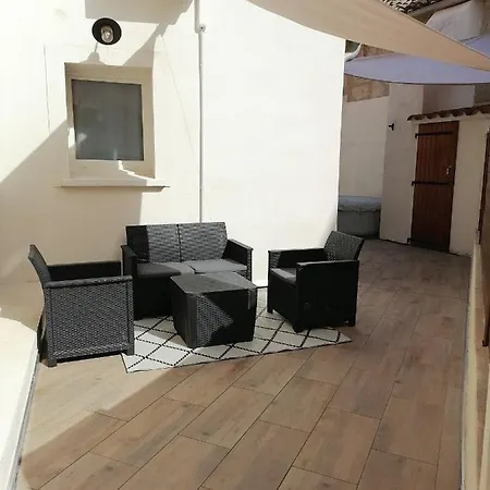 Apartment Les Toucans Sous Le Clocher. Appartement, Terrasse Et Spa.