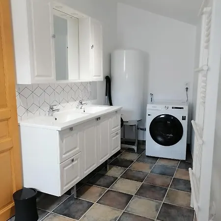 Les Toucans Sous Le Clocher. Appartement, Terrasse Et Spa. Apartment