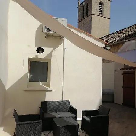 Les Toucans Sous Le Clocher. Appartement, Terrasse Et Spa. Apartment *