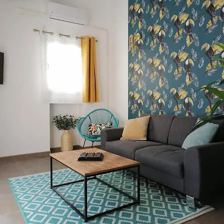 Les Toucans Sous Le Clocher. Appartement, Terrasse Et Spa.